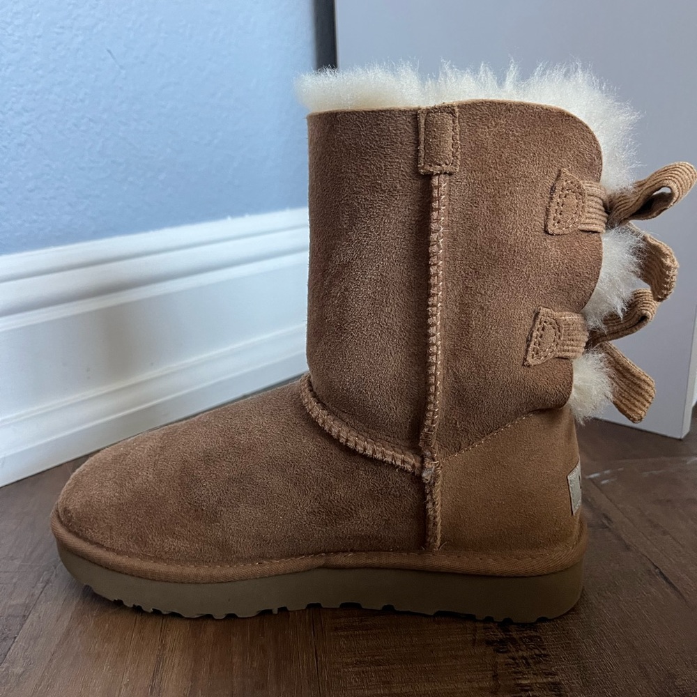 Limited edition Ugg boots with two cloth bows in the back, perfect condition